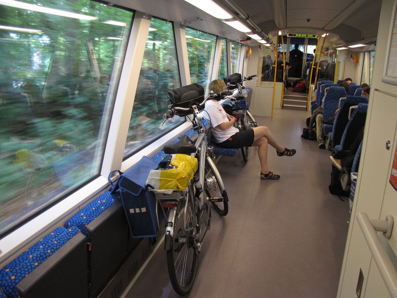 trein naar emmelshausen.jpg - Dinsdag pakken we de trein. Met de Hunsrückbahn klimmen we uit het Rijndal naar Emmelshausen.